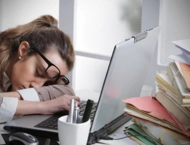 Γιατί δυσκολευόμαστε να δουλέψουμε το καλοκαίρι;